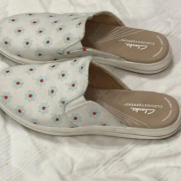 CLARKS CLOUDSTEPPERS WO SIZE 8.5  SLIP ON MULES  WHITE WITH BLUE DAISIES CLEAN - Picture 8 of 14